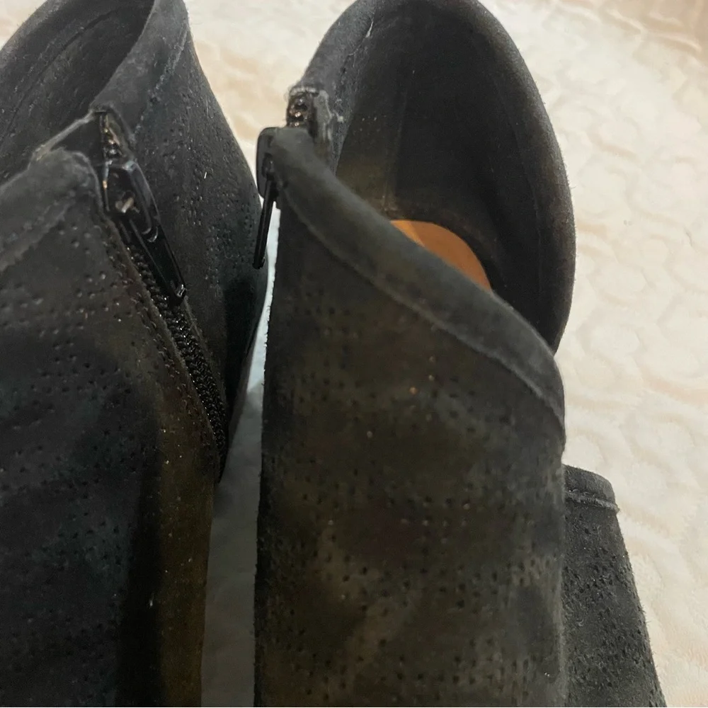 Lucky Brand Women’s 8.5 Black Suede Ankle Booties Perforated Heeled Shoes - Picture 4 of 7